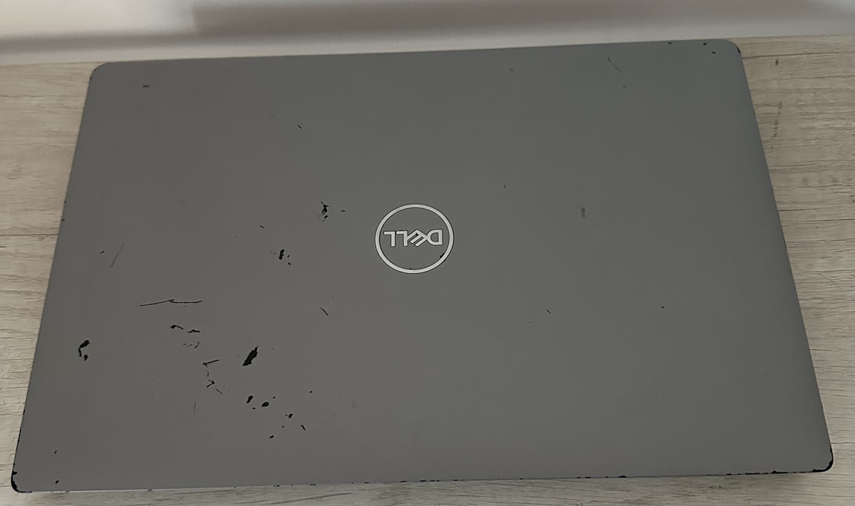 Tapa de una Dell Latitude clase Bueno con pintura saltada y rayas finas